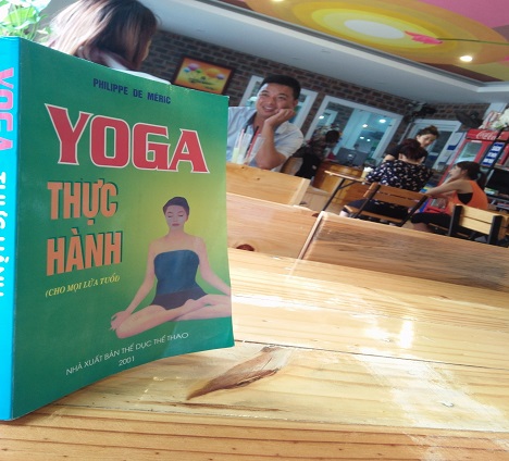 Tuyệt vời cuốn Yoga bên ly  caffee